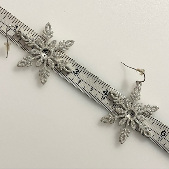 Lot of 2 Christmas Tree and Snowflake Dangle Rhinestone Earrings - Picture 14 of 15